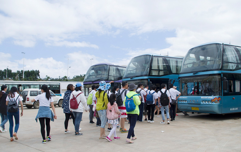 乘坐高鐵一個多小時就可以到達普者黑景區，當地旅行社的董事長親自到車站迎接天度的小伙伴們。