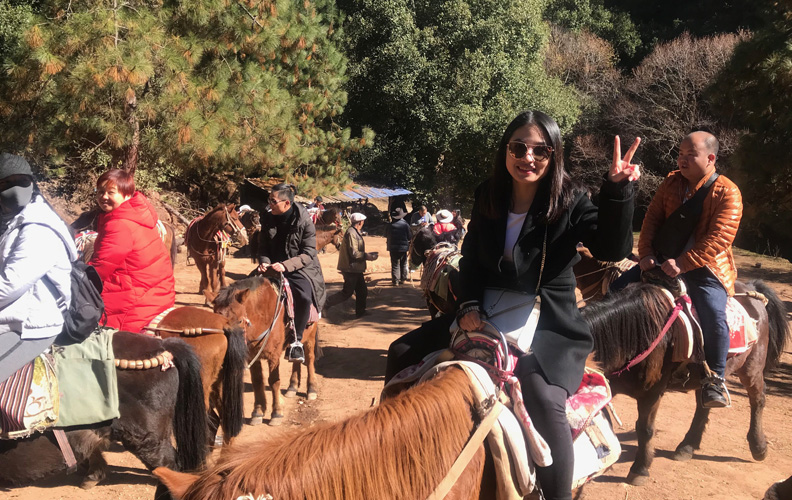 吃罷中午飯就是中外的茶馬古道—騎馬之旅！